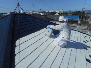 屋根上塗り1回目施工状況
